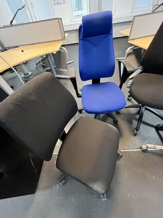 Fire kontorstole, assorterede.