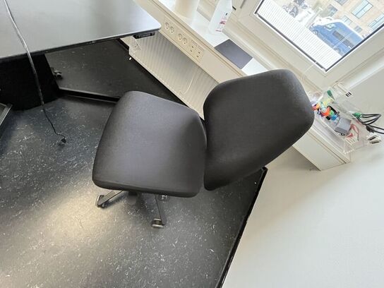 Hæve/sænkebord med stol. 