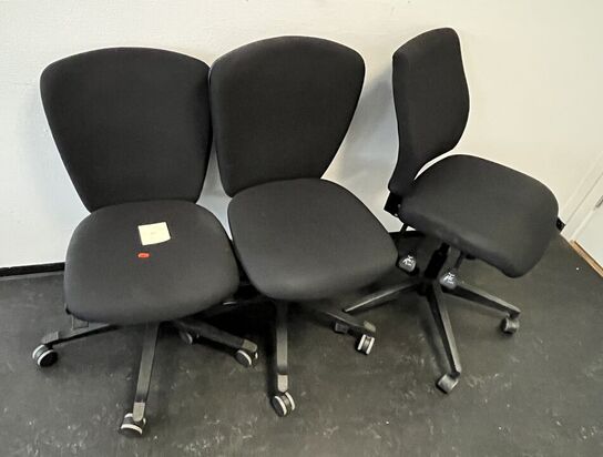 Tre kontorstole, assorterede.