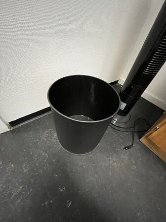 Locker med to rum, ventilatorsøjle, knagerække og papirkurv