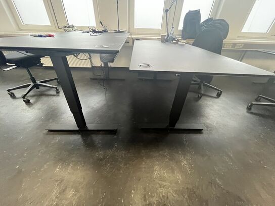 Tre hæve/sænkeborde  med tre stole. 