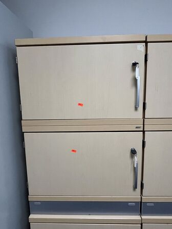 Kinnarps locker med to rum. 