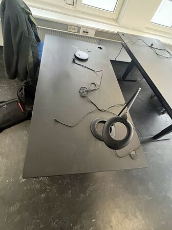 Tre hæve/sænkeborde  med tre stole. 