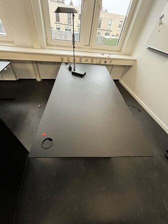 Otte hæve/sænkeborde. 