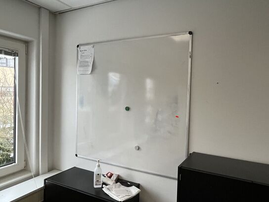 Fem whiteboards, assorterede.