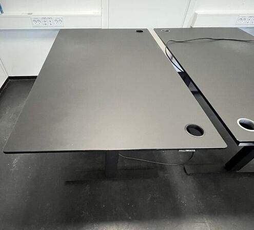 Fire hæve/sænkeborde. 