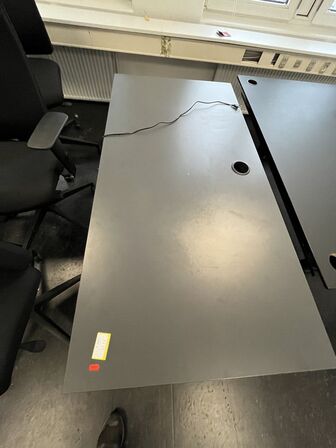 Tre hæve/sænkeborde, assorterede.