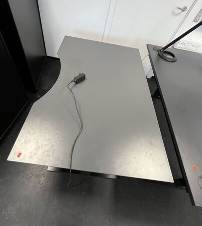 Tre hæve/sænkeborde, assorterede.