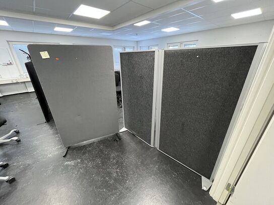 Tre støjskærme assorterede.