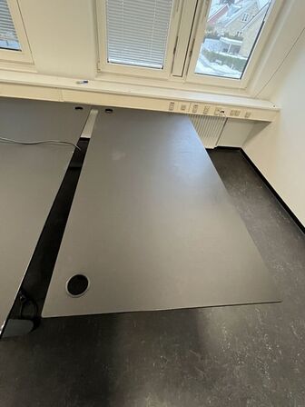 Fire hæve/sænkeborde. 