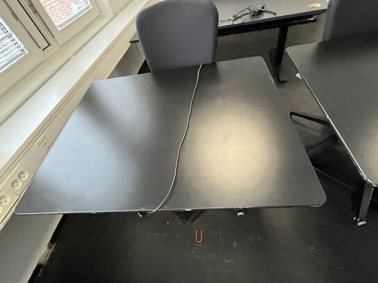 Fire hæve/sænkeborde med fire stole.