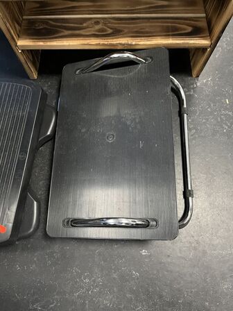 To fodstøtter og lav reol