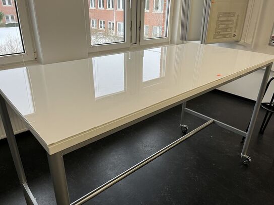 Højt mødebord på hjul. 