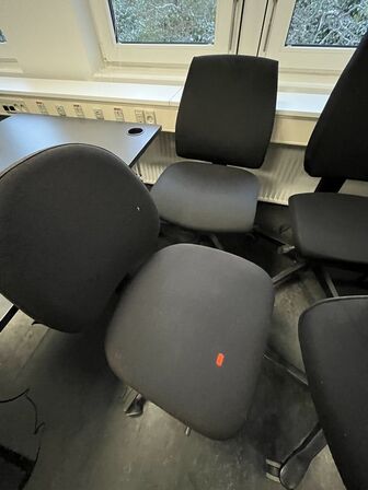 Fire kontorstole, assorterede.