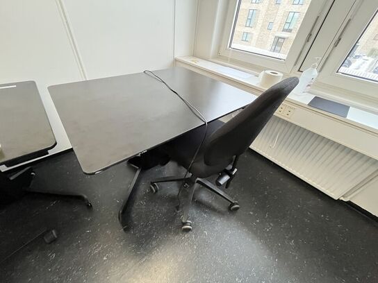 Hæve/sænkebord med stol. 