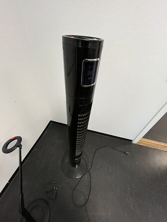 Bordlampe, hattehylde og ventilatortårn.