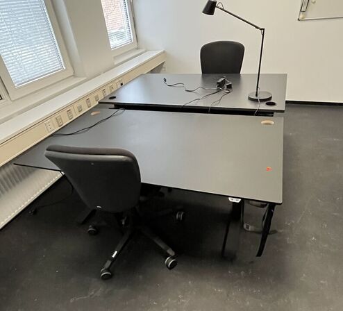 To hæve/sænkeborde med kontorstole. 