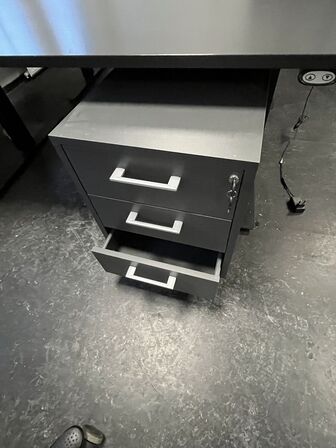 Fire hæve/sænkeborde. 