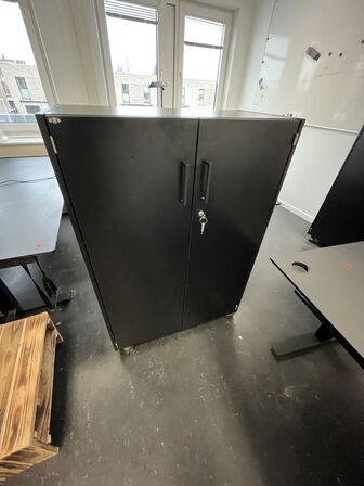 Tre kontorskabe, EFG, samt skuffemodul og bordventilator.