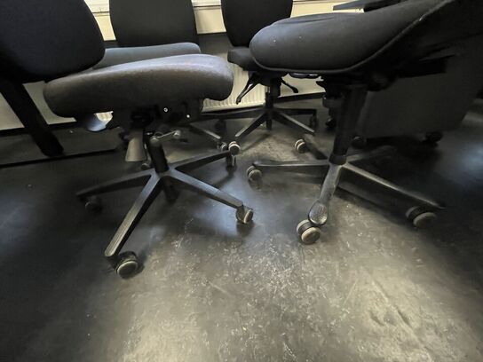 Fire kontorstole, assorterede.