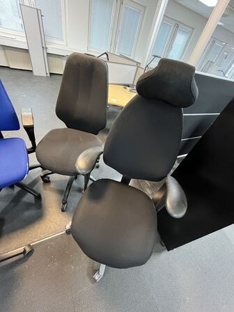 Fire kontorstole, assorterede.