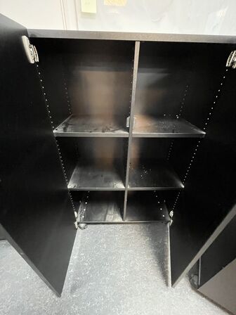 Fem assorterede kontorskabe