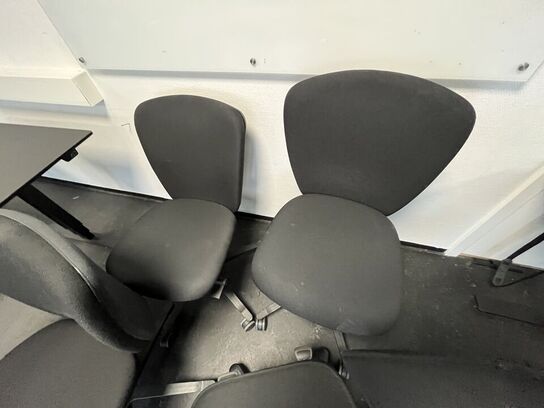 Fem kontorstole, assorterede.