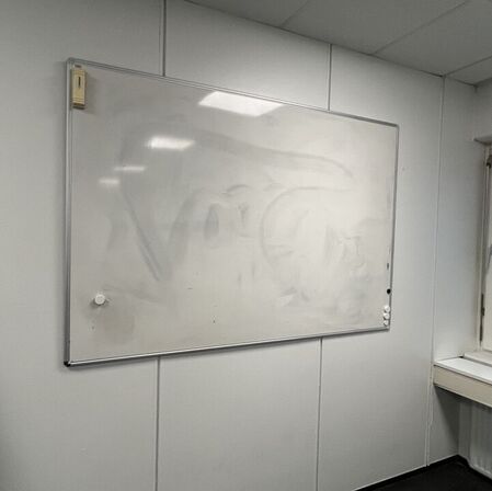 Fem whiteboards, assorterede.