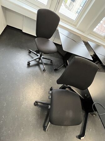 Fire hæve/sænkeborde med fire stole.