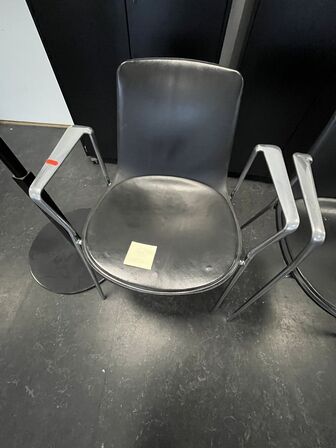 To armstole og en stumtjener