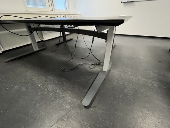 Fire hæve/sænkeborde. 