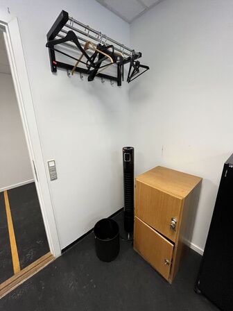 Locker med to rum, ventilatorsøjle, knagerække og papirkurv