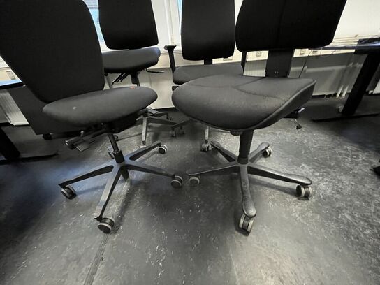 Fire kontorstole, assorterede.