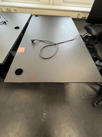 Fire hæve/sænkeborde. 