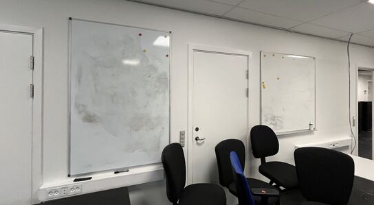 Fem whiteboards, assorterede.