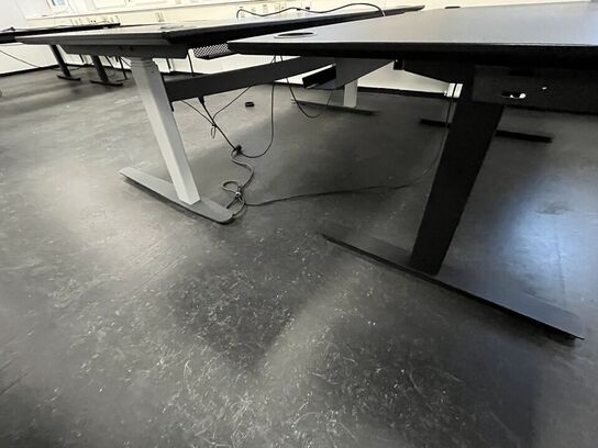 Fire hæve/sænkeborde. 