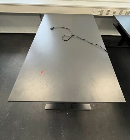 Tre hæve/sænkeborde. Måler ca. 90 x 160 cm.