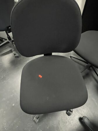 Fire kontorstole, assorterede.