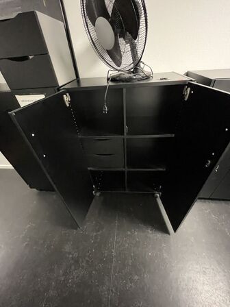 Tre kontorskabe, EFG, samt skuffemodul og bordventilator.