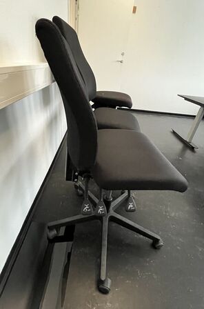 Tre kontorstole, assorterede.