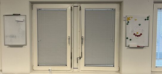 Syv whiteboards, assortrerde. 