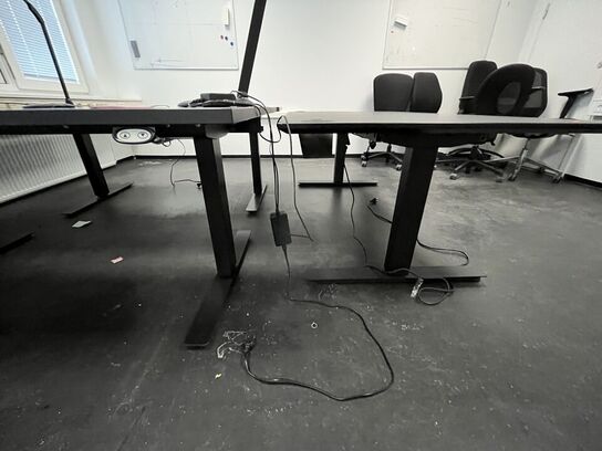 Tre hæve/sænkeborde. 