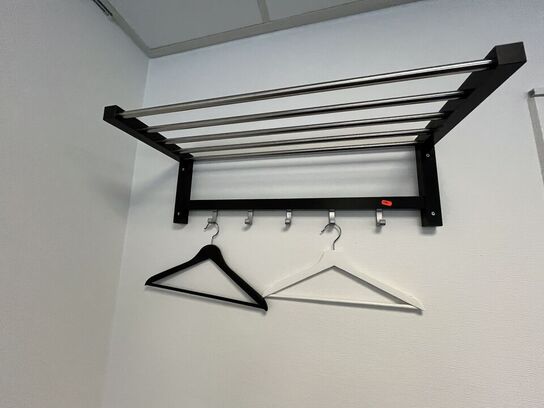 Bordlampe, hattehylde og ventilatortårn.