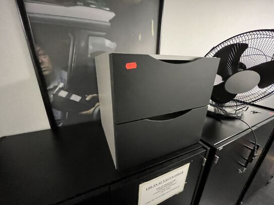 Tre kontorskabe, EFG, samt skuffemodul og bordventilator.