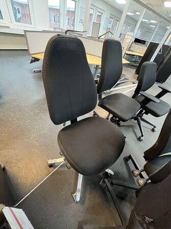 Fem kontorstole, assorterede.