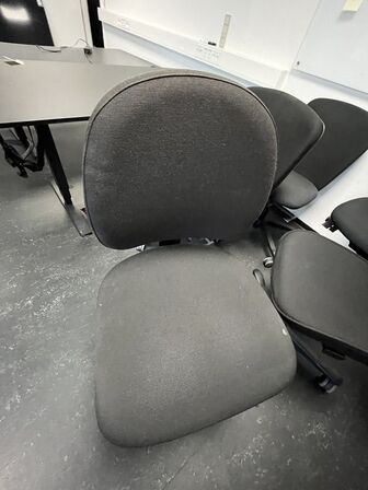 Fem kontorstole, assorterede.