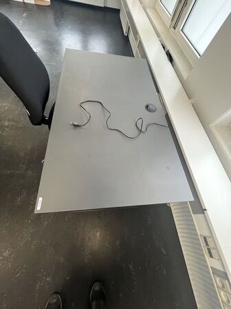 Tre hæve/sænkeborde  med tre stole. 