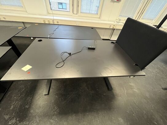 Fire hæve/sænkeborde. 