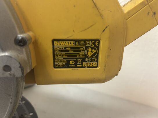 DEWALT Kap/Geringssav DW777