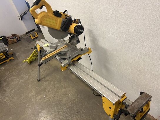 DEWALT Kap/Geringssav DWS778 med arbejdsstation